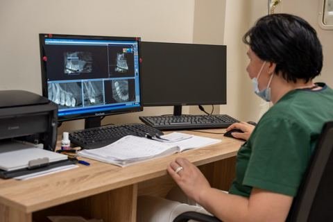 Hammaslääkäri tutkii röntgenkuvia TSMU-klinikalla